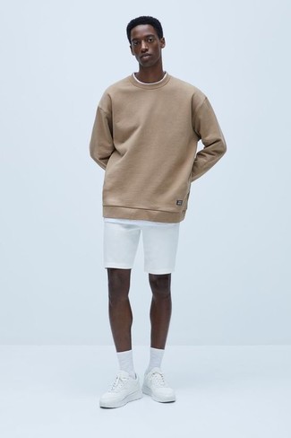 С чем носить светло-коричневые спортивные штаны мужчине