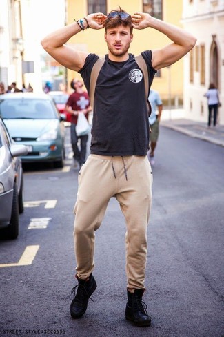 С чем носить светло-коричневые спортивные штаны мужчине