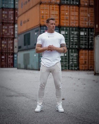 С чем носить светло-коричневые спортивные штаны мужчине