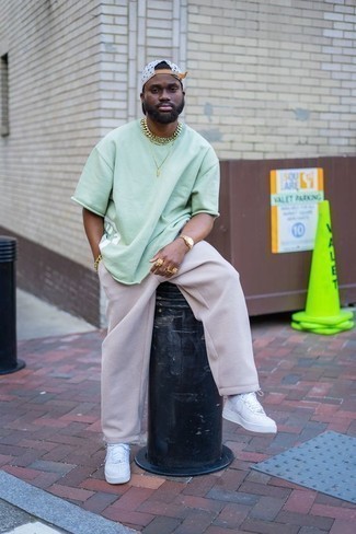 Какие низкие кеды носить с светло-коричневыми спортивными штанами мужчине