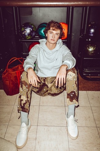 Какие низкие кеды носить с светло-коричневыми спортивными штанами мужчине