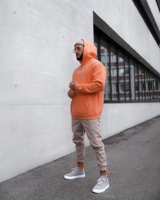 Какие низкие кеды носить с светло-коричневыми спортивными штанами мужчине