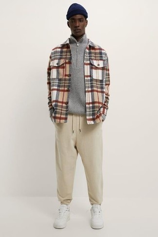 Какие низкие кеды носить с светло-коричневыми спортивными штанами мужчине