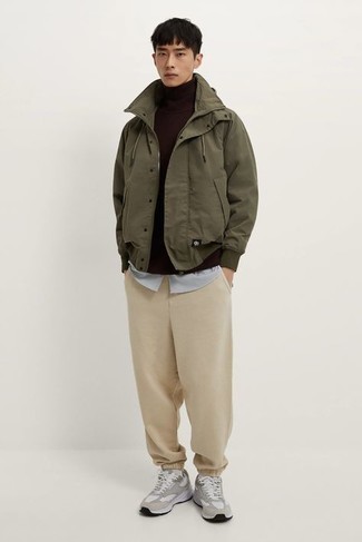 Какие водолазки носить с светло-коричневыми спортивными штанами мужчине