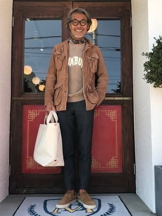 Как носить светло-коричневый свитшот с черными брюками чинос
