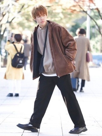 Как носить светло-коричневый свитшот с черными брюками чинос