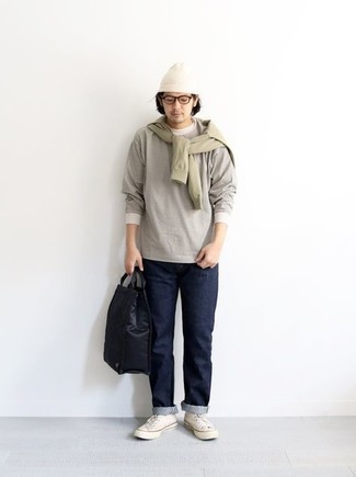 Какие джинсы носить с светло-коричневым свитшотем мужчине