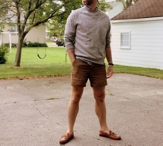 Какие лоферы носить с светло-коричневым свитшотем мужчине