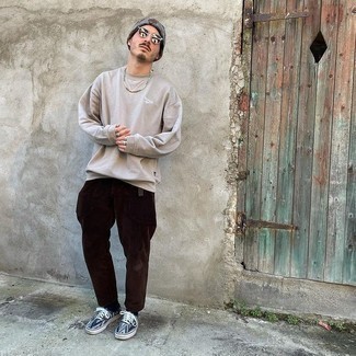 Какие низкие кеды носить с светло-коричневым свитшотем мужчине
