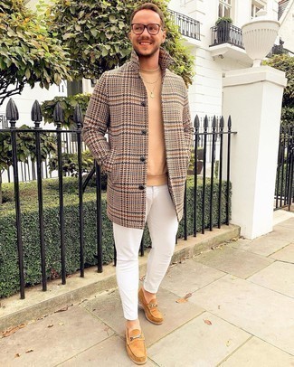 Какие зауженные джинсы носить с светло-коричневым свитшотем мужчине