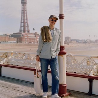 Как носить светло-коричневый свитшот с белыми низкими кедами из плотной ткани мужчине