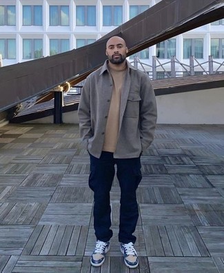 С чем носить светло-коричневую футболку мужчине