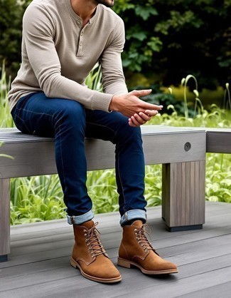 С чем носить светло-коричневую футболку мужчине