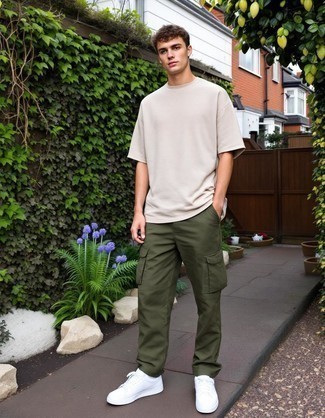 С чем носить светло-коричневую футболку мужчине