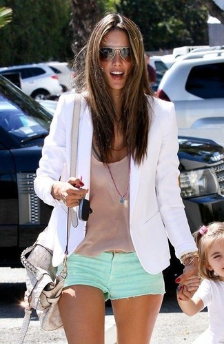 С чем носить светло-коричневую майку женщине