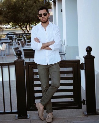 С чем носить светло-коричневые лоферы с кисточками