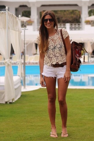 Какие укороченные топы носить с светло-коричневыми вьетнамками