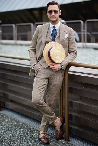 С чем носить светло-коричневый костюм-тройку