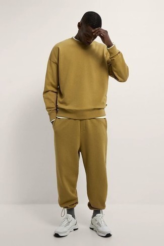 Какие кроссовки носить с светло-коричневым спортивным костюмом мужчине