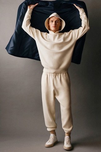 С чем носить светло-коричневый спортивный костюм мужчине