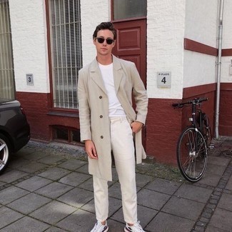 Какие кроссовки носить с светло-коричневым плащом мужчине