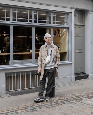 Какие кроссовки носить с светло-коричневым плащом мужчине