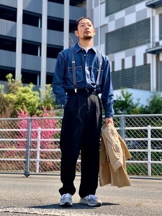 Как носить светло-коричневый плащ с черными брюками чинос