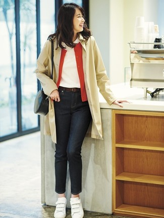 Как носить светло-коричневый плащ с черными джинсами женщине