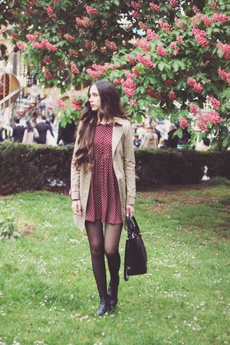 Как носить светло-коричневый плащ с черными кожаными ботильонами