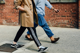 Как носить светло-коричневый плащ с черными спортивными штанами мужчине