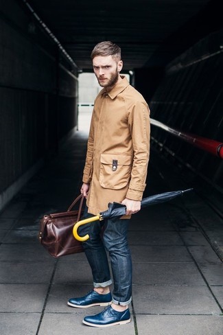 Как носить светло-коричневый плащ с синими джинсами мужчине