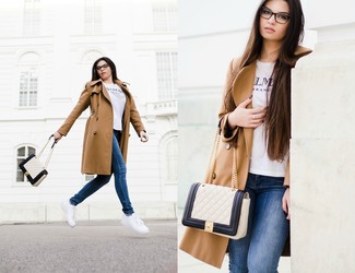 Как носить светло-коричневый плащ с синими джинсами женщине