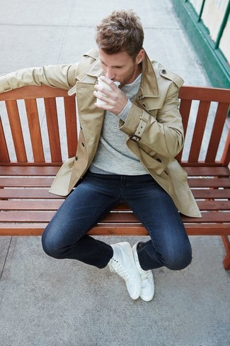 Как носить светло-коричневый плащ с синими джинсами мужчине