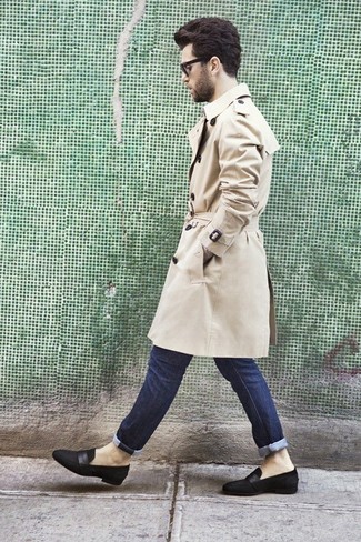 Как носить светло-коричневый плащ с синими джинсами мужчине