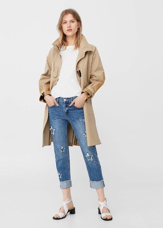 Как носить светло-коричневый плащ с синими джинсами женщине