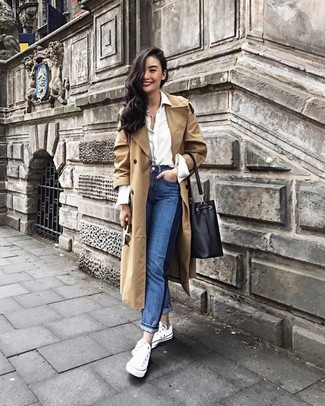 Как носить светло-коричневый плащ с синими джинсами женщине