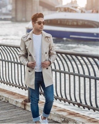 Как носить светло-коричневый плащ с синими джинсами мужчине