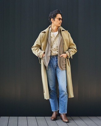 Как носить светло-коричневый плащ с синими джинсами мужчине