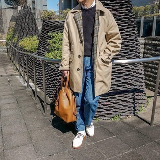 Как носить светло-коричневый плащ с синими джинсами мужчине