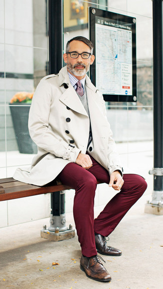 Как носить светло-коричневый плащ с коричневыми кожаными туфлями дерби