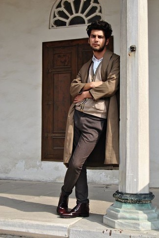 Какие повседневные ботинки носить с светло-коричневым плащом мужчине