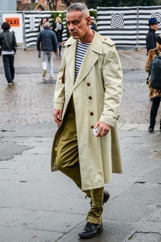 Какие повседневные ботинки носить с светло-коричневым плащом мужчине