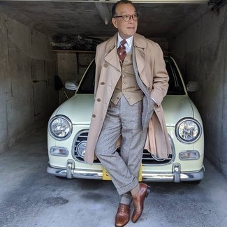 Как носить светло-коричневый плащ с темно-серым шерстяным костюмом