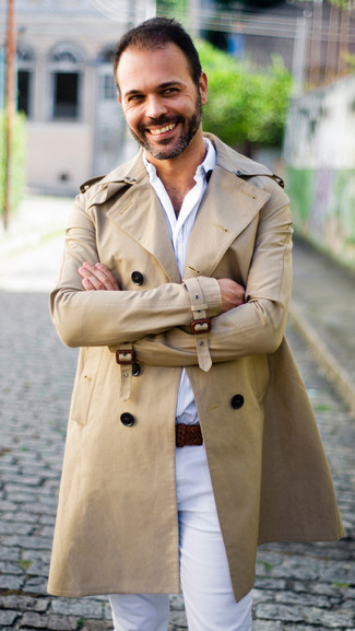 Какие брюки чинос носить с светло-коричневым плащом