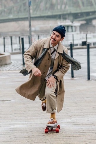 Какие брюки чинос носить с светло-коричневым плащом