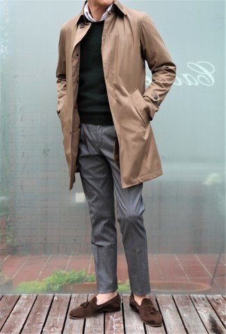 Какие брюки чинос носить с светло-коричневым плащом