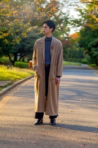 Какие брюки чинос носить с светло-коричневым плащом