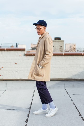 Какие брюки чинос носить с светло-коричневым плащом