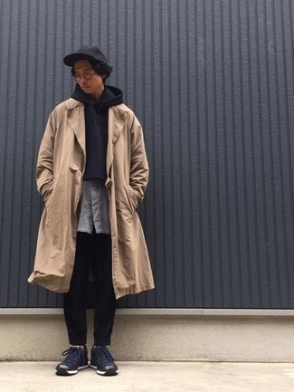 Какие брюки чинос носить с светло-коричневым плащом