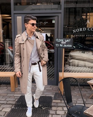 Какие брюки чинос носить с светло-коричневым плащом